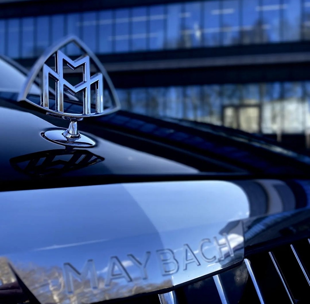 Logo Maybach sur capot - Symbole du luxe automobile
