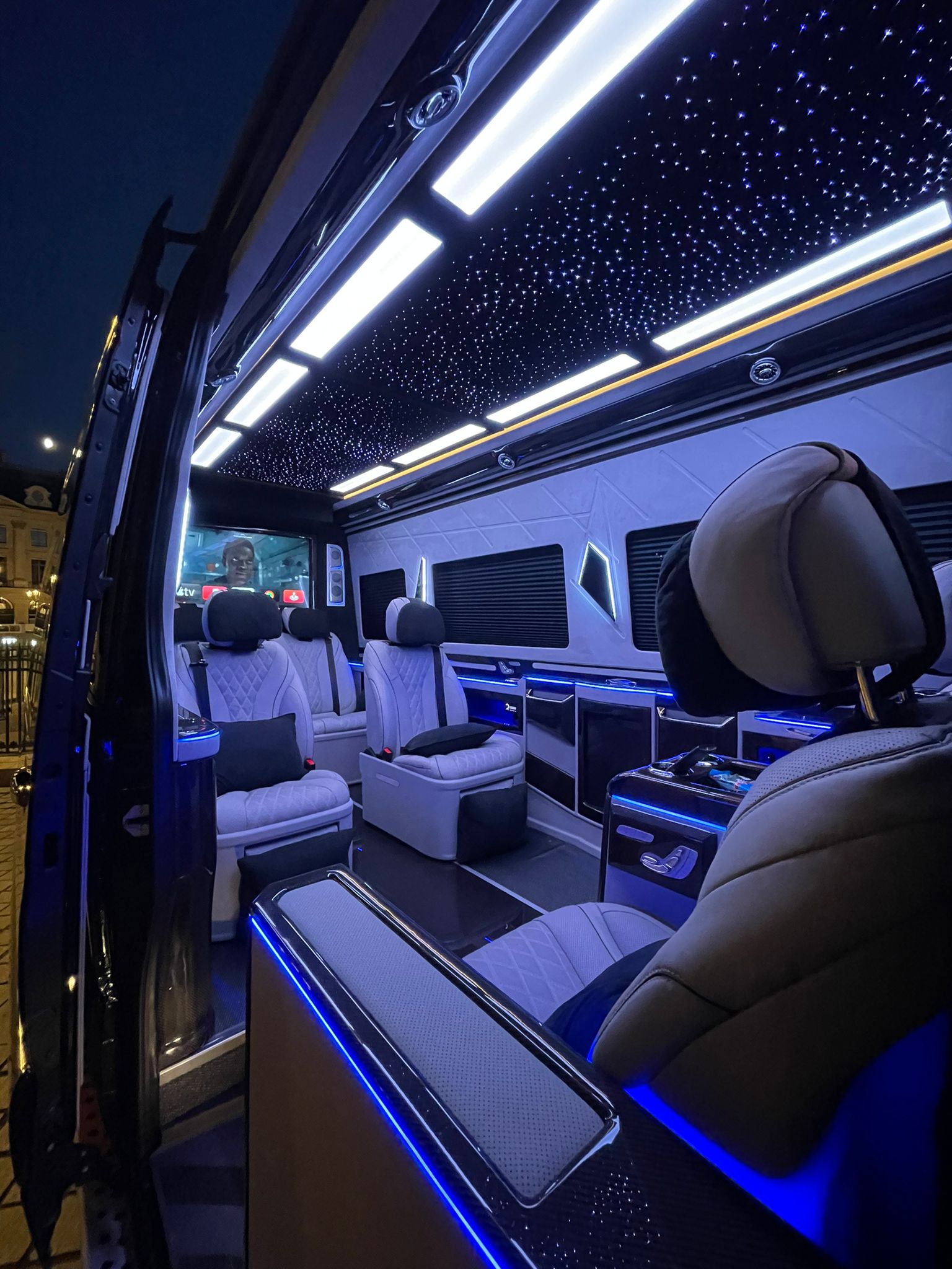 Mercedes Sprinter VIP à Paris : Le Bureau Mobile et Salon de Luxe Ultime